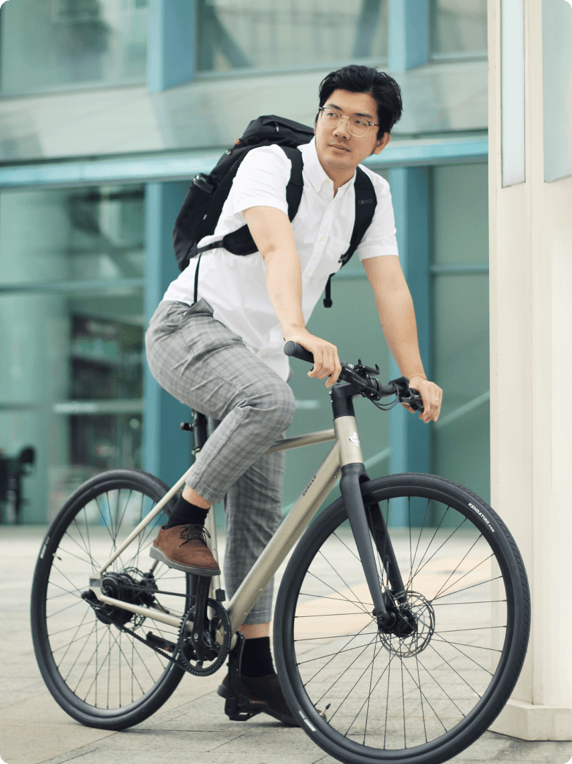 I like that the bike has a sporty, minimalist look that fits in with my daily commuting style.